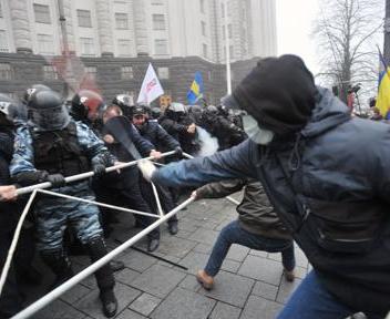 Kiev: continuano gli scontri, 25 morti 